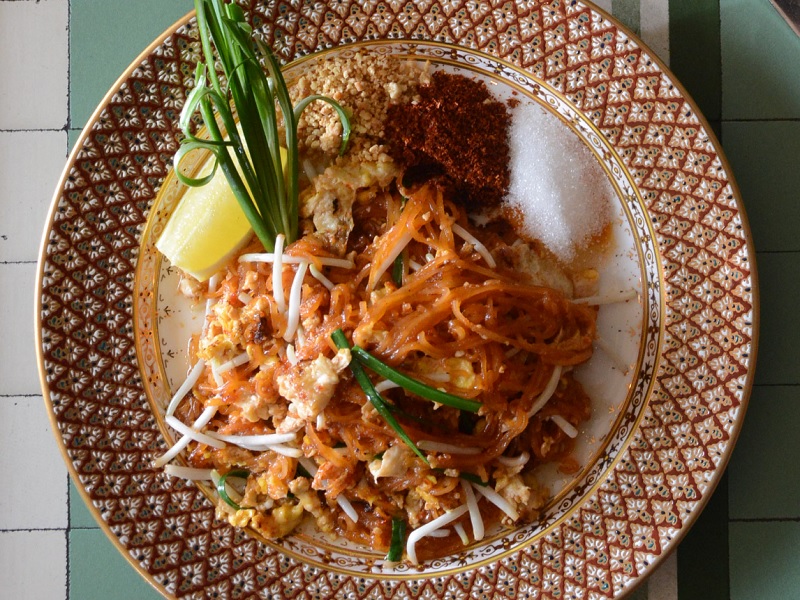 Patara phad Thai (Thai-style stir-fried rice noodle)