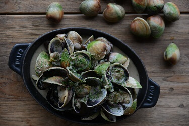 Steamed Cloudy Bay clam with dry cider, shallots and garlic