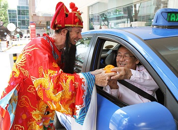 God of Fortune surprises guests at Royal Plaza on Scotts for CNY
