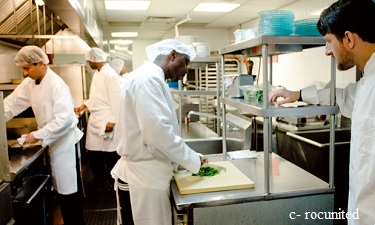 U.S. senators look to prohibit non-competition clauses for restaurant workers